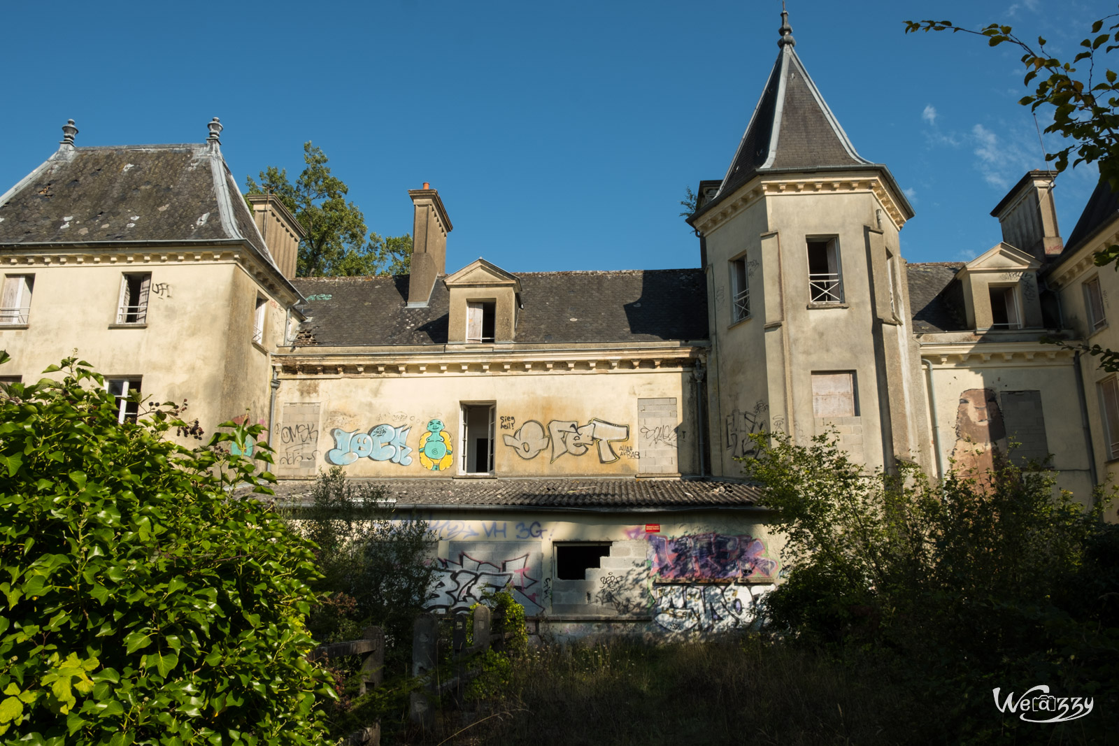 Tous confinés dans un château abandonné de Bretagne